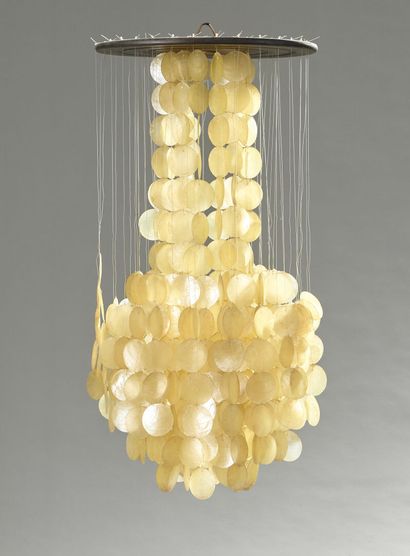 Verner PANTON (1926-1998).

Curieux lustre...