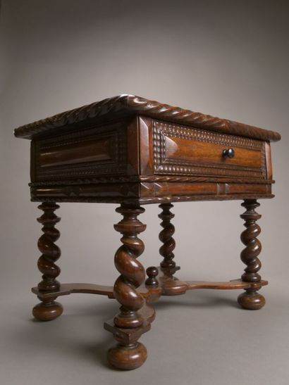 Petit bureau dit de maîtrise en palissandre...