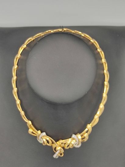 Collier draperie en or jaune 750°° semi articulé...