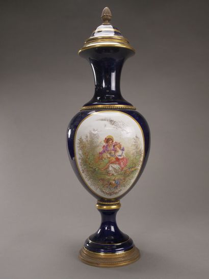 Sèvres, dans le style de.

Vase balustre...