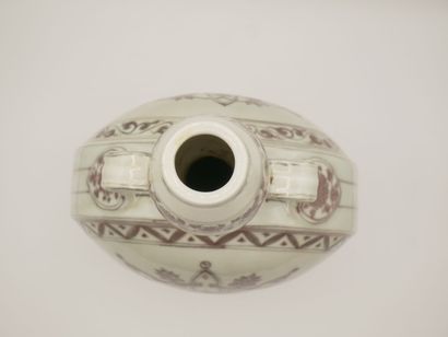 CHINE.

Gourde en porcelaine à décor manganèse...