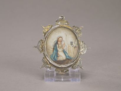 Pendentif formant médaillon en métal doré.

Décor...