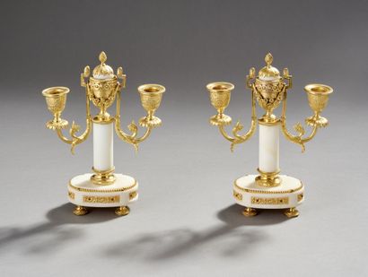 Paire de bougeoirs en bronze doré et ciselé...