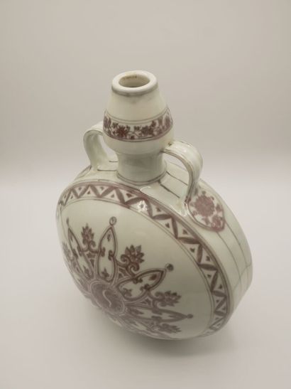 CHINE.

Gourde en porcelaine à décor manganèse...