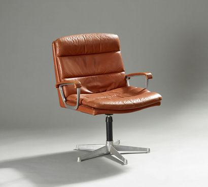 STRASSLE INTERNATIONAL

Fauteuil de bureau.

Garniture...
