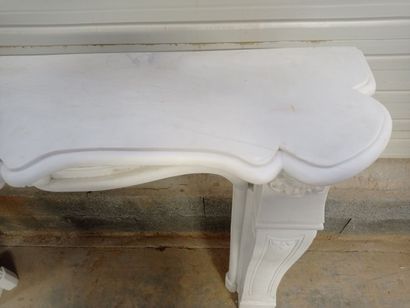 Cheminée en marbre blanc veiné.

Manteau...
