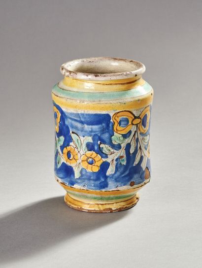 Albarel en faïence polychrome à décor de...