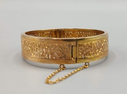 Bracelet rigide en or 750°° orné de motifs...