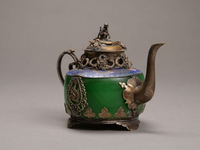 CHINE.

Petite théière en argent? et métal.

Le...