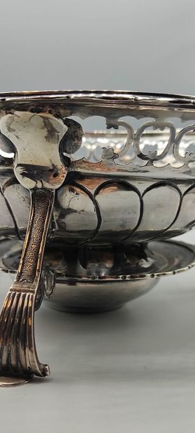 Réchaud en argent reposant sur trois pieds,...