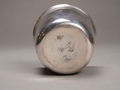 Petite gobelet en argent souligné de filets.

Poinçon...