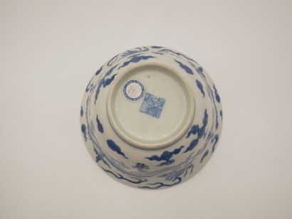 col évasé
CHINE.

Bol en porcelaine bleu-blanc,...