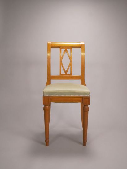 Paire de chaises en bois naturel.

Dossier...