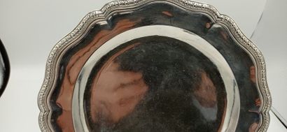 Plat ou assiette en argent bordé d'une frise...