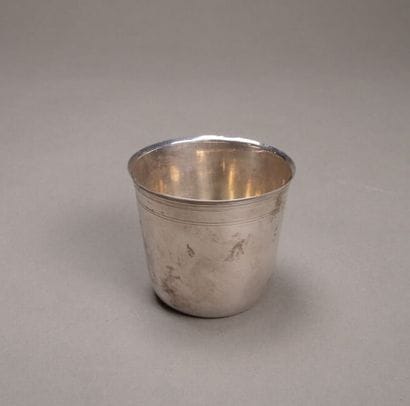 Petite gobelet en argent souligné de filets.

Poinçon...