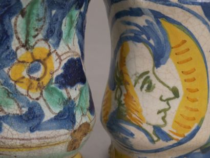 Deux albarels en faience polychrome.

L'un...
