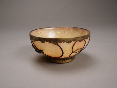 CHINE.

Petite coupe en pierre dure orangée.

Monture...