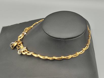 Collier draperie en or jaune 750°° semi articulé...