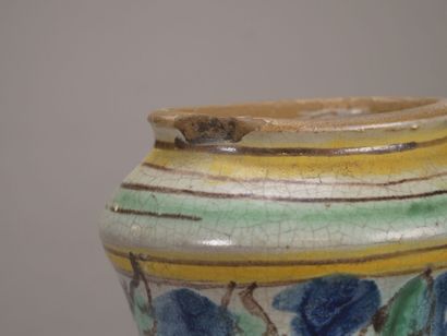 Deux albarels en faience polychrome.

L'un...
