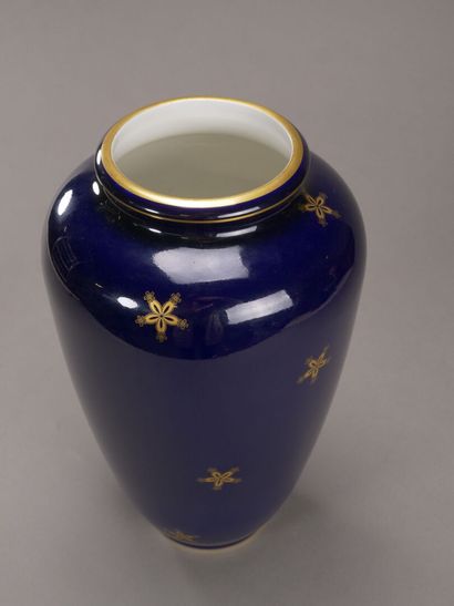 Sèvres, 1907.

Vase en porcelaine à décor...