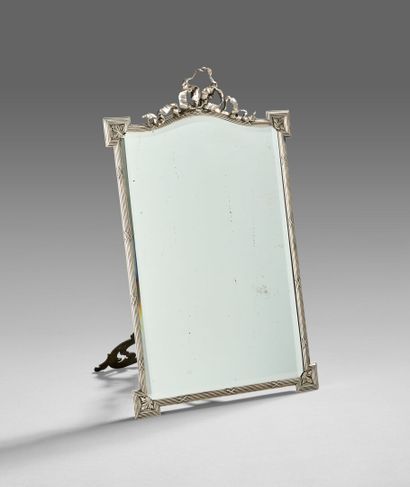Miroir de table en bronze argenté.

La partie...