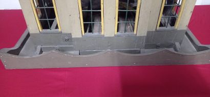 Importante cage à oiseaux figurant une maison...