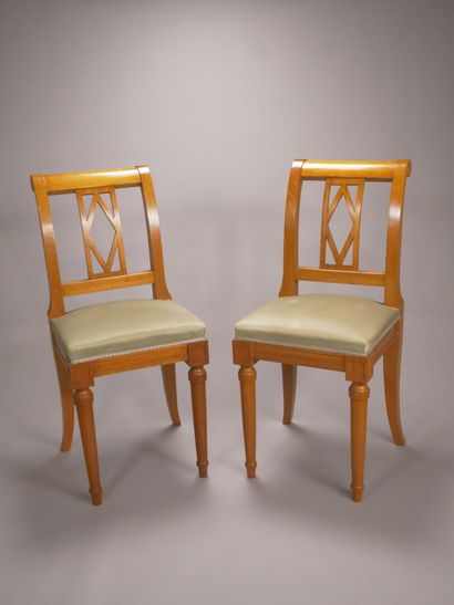 Paire de chaises en bois naturel.

Dossier...