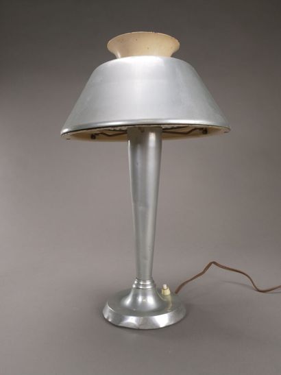 Lampe moderniste de bureau en métal nickelé...