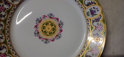 SEVRES, 1864.

Assiette en porcelaine polychrome...