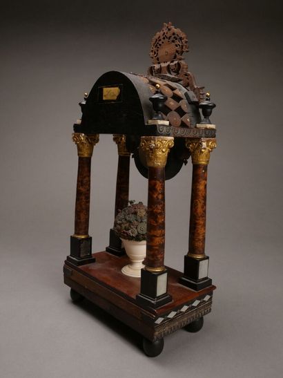 Curieuse pendulette en bois de placage et...