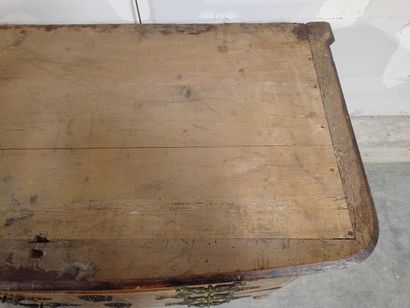 Commode à façade légèrement cintrée en bois...