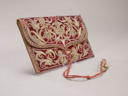 Petite pochette en velours rouge.

Décor...