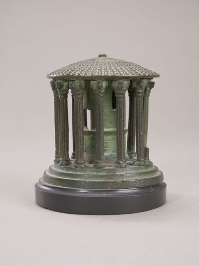 Curieux brûle-parfum en bronze à patine verte.,...