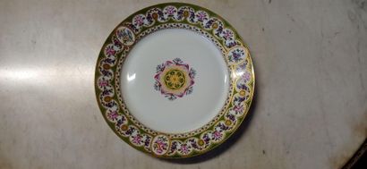 SEVRES, 1864.

Assiette en porcelaine polychrome...