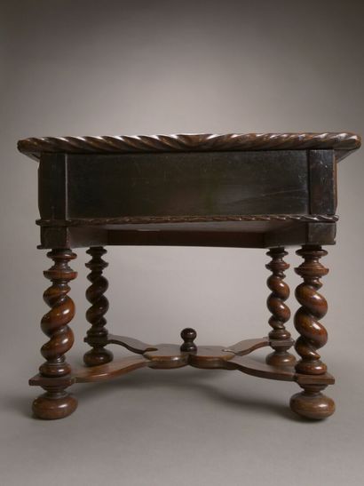 Petit bureau dit de maîtrise en palissandre...