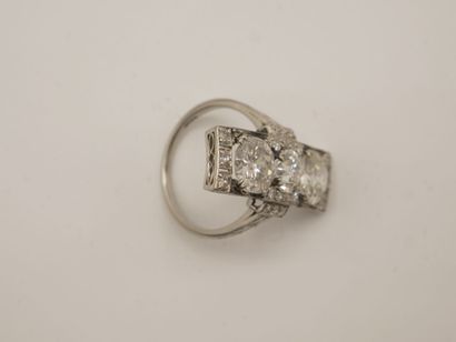 Bague en platine 850 millièmes, le centre...
