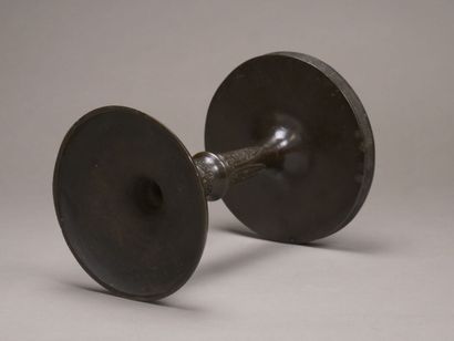 CHINE.

Curieux support en bronze patiné.

Fût...