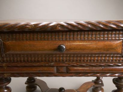 Petit bureau dit de maîtrise en palissandre...