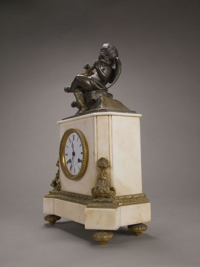 Pendule borne en marbre blanc et bronze.

la...