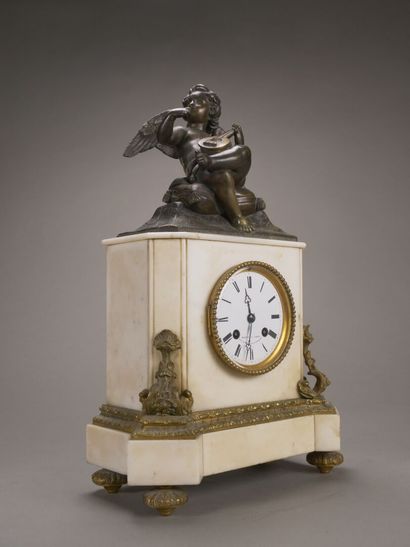 Pendule borne en marbre blanc et bronze.

la...