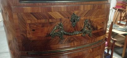 Commode demi-lune et d'entre-deux en placage...