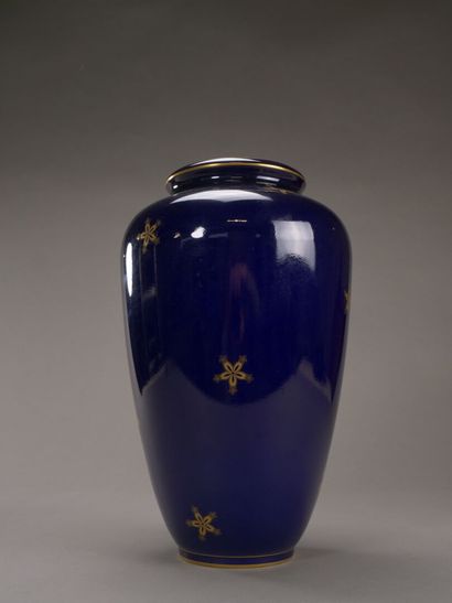 Sèvres, 1907.

Vase en porcelaine à décor...