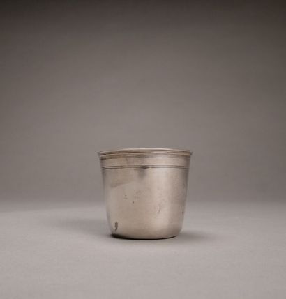 Petite gobelet en argent souligné de filets.

Poinçon...