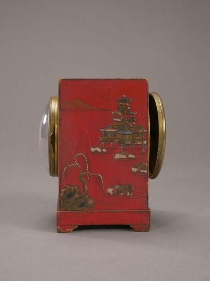 Petite pendulette en laque à décor de paysage...