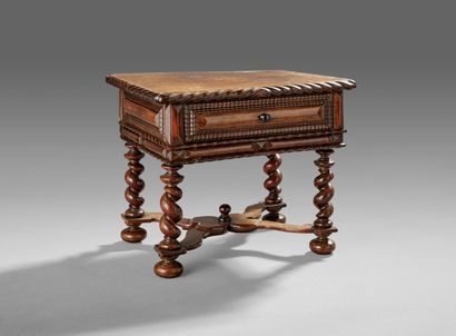 Petit bureau dit de maîtrise en palissandre...