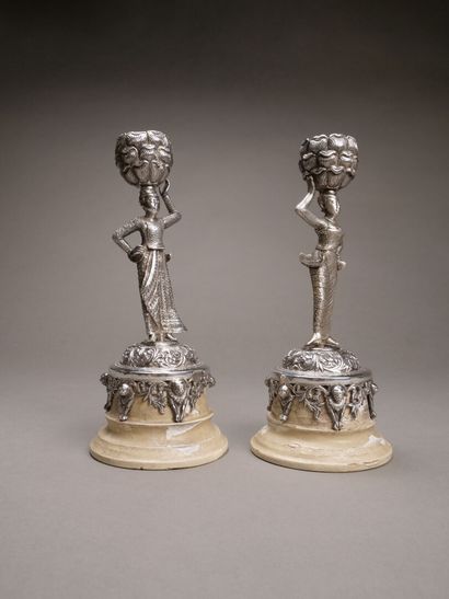 Paire de bougeoirs en bronze argenté et garnitures...