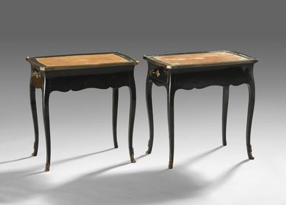 Paire de tables à écrire en bois noirci.

Ouvre...