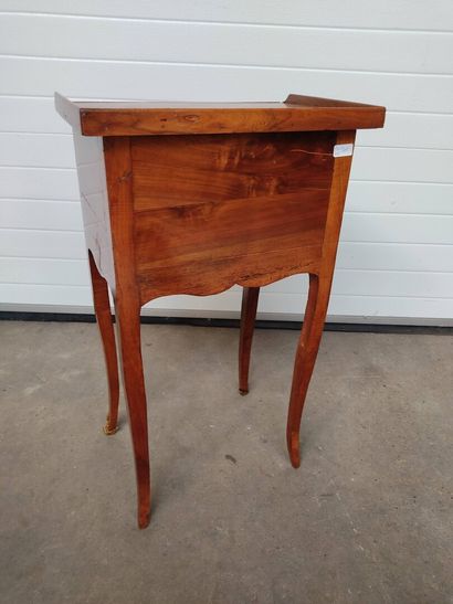 Table de salon en noyer, ouvrant à un écran...