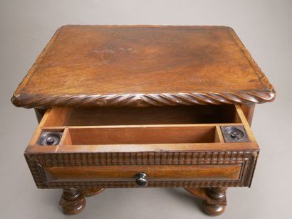 Petit bureau dit de maîtrise en palissandre...
