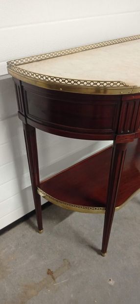 Console de forme demi-lune en acajou et placxage...